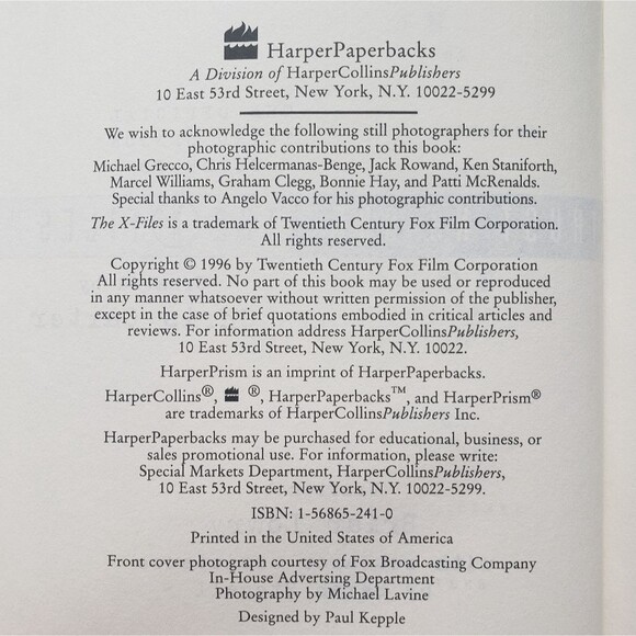 TRUST NO ONE : THE X-Files Book (1996) - Picture 2 of 7